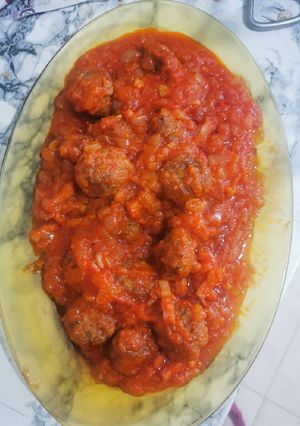 Una foto de Albóndigas en salsa de tomate con bacon 🍅