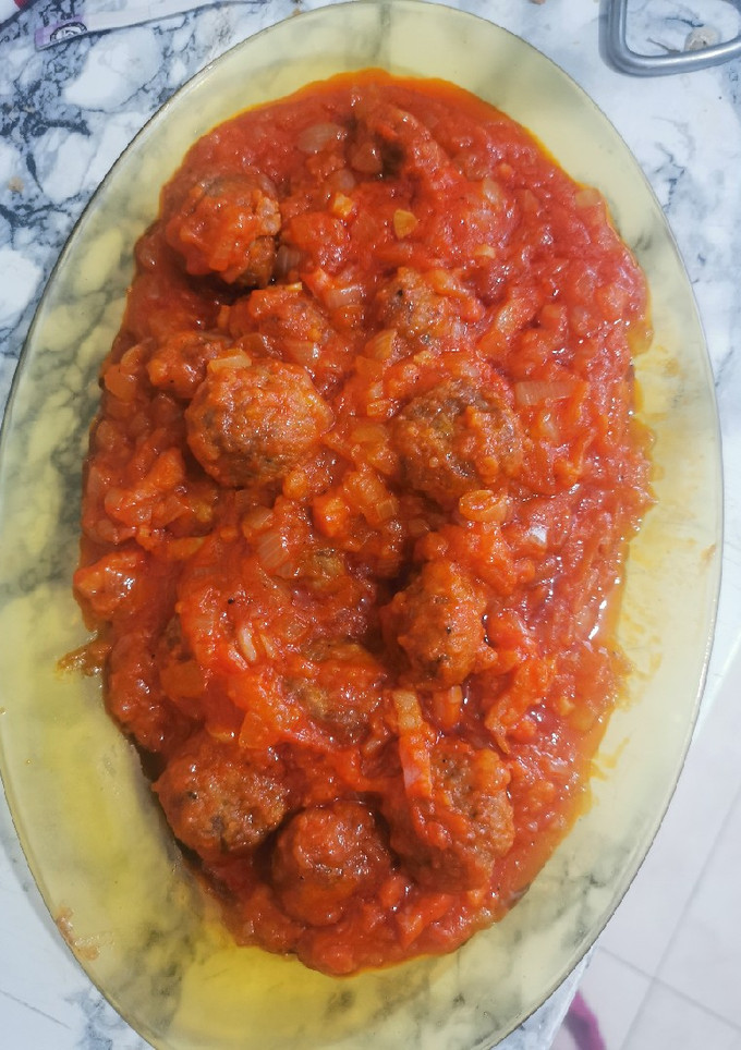 Una foto de Albóndigas en salsa de tomate con bacon 🍅