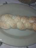 Pan trenzado casero con queso rallado por encima
