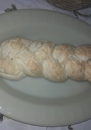 Una foto de Pan trenzado casero con queso rallado por encima