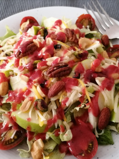 Una foto de Ensalada de manzana, queso y frutos secos