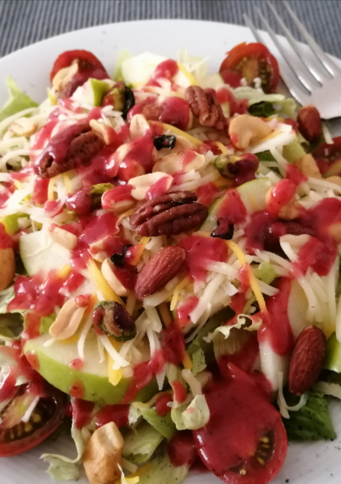 Una foto de Ensalada de manzana, queso y frutos secos