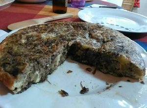 Una foto de Tortilla de calabacín y botifarró