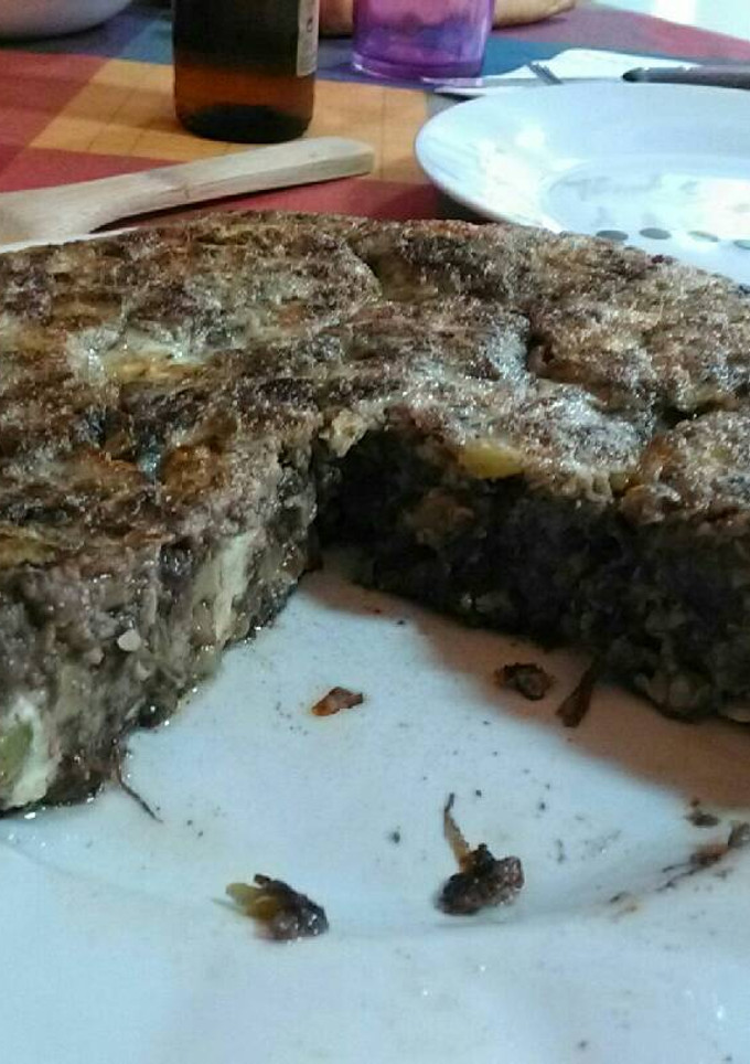 Una foto de Tortilla de calabacín y botifarró