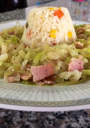 Una foto de Ensalada de repollo y tocino