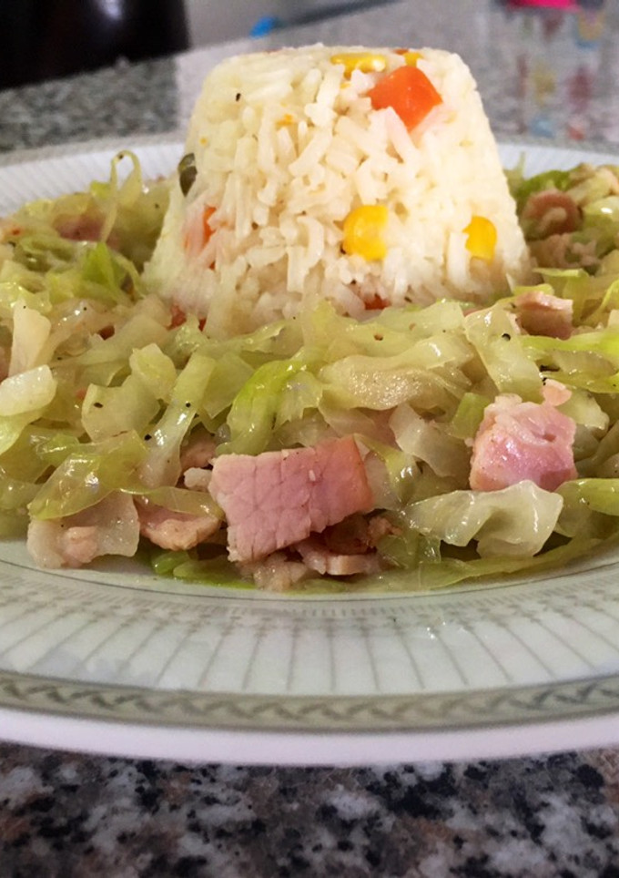 Una foto de Ensalada de repollo y tocino