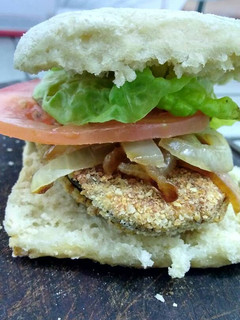 Una foto de Milanesa de Berenjena en figazza de manteca