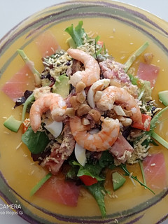 Una foto de Ensalada de langostinos