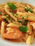 Macarrones con langostinos en salsa de soja