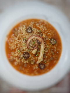 Una foto de Arroz caldoso trufado de pulpo y setas