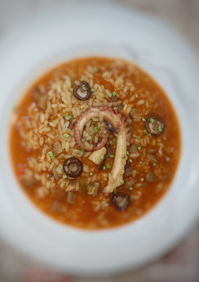 Una foto de Arroz caldoso trufado de pulpo y setas