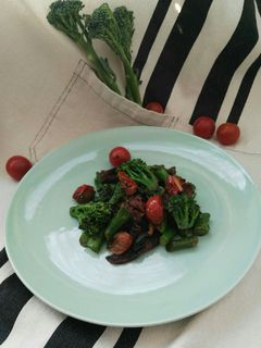 Una foto de Bimi con cherrys y rebozuelos al ajo negro