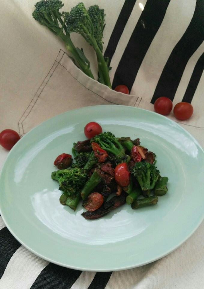Una foto de Bimi con cherrys y rebozuelos al ajo negro