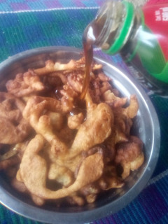 Una foto de Buñuelos bañados en miel 😋😋