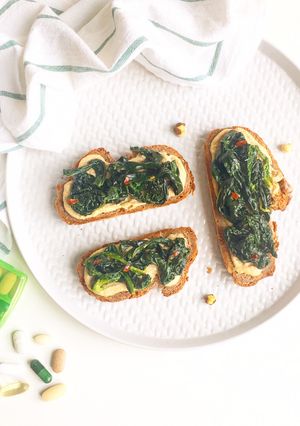 Foto di Crostini di pane di grano saraceno con hummus di ceci e cavolo nero