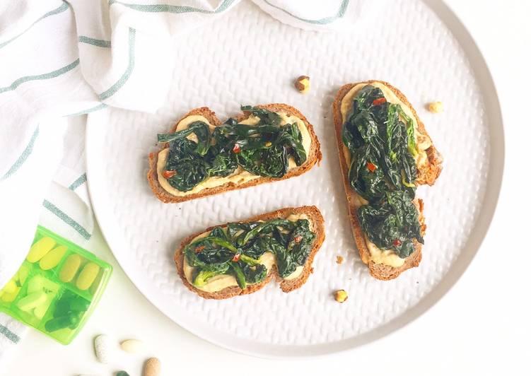 Crostini di pane di grano saraceno con hummus di ceci e cavolo nero