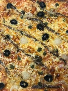 Una foto de Pizza de anchoas y encurtidos