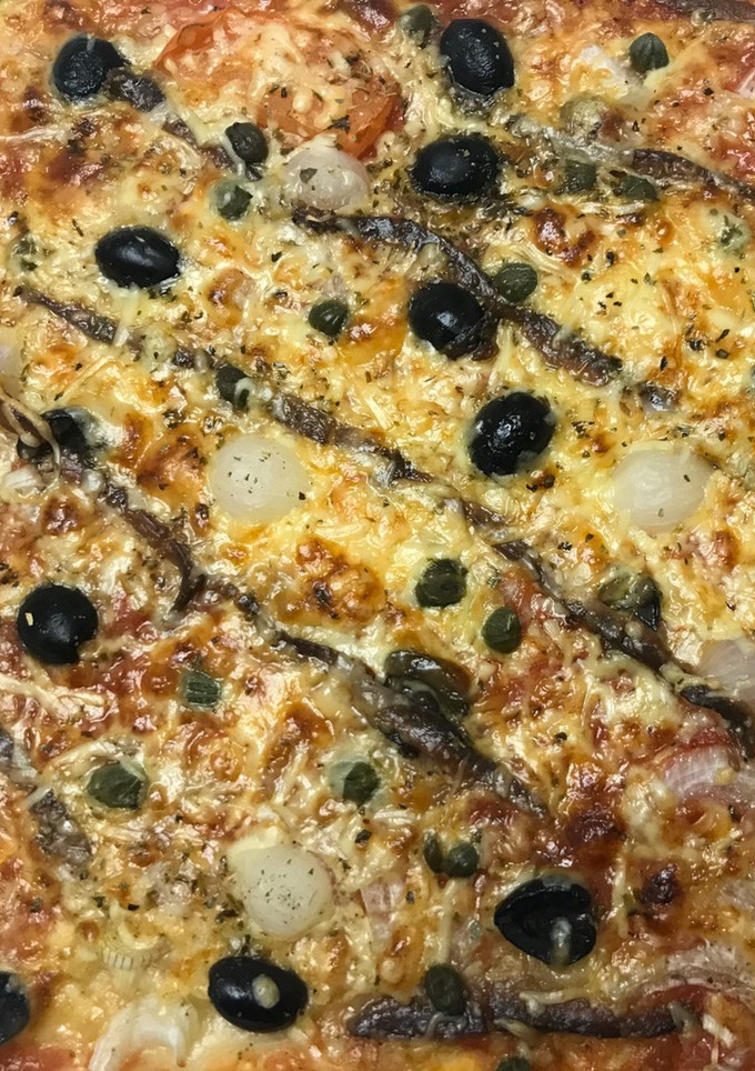 Una foto de Pizza de anchoas y encurtidos