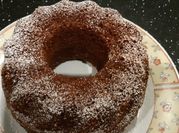 Une photo de cake au chocolat en poudre