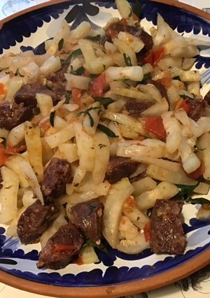 Une photo de Poêlée de radis noir à la tomate,ail mariné et chorizo noir