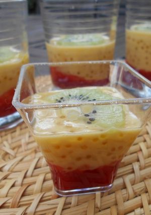 Une photo de Verrines perles du japon vanille fraise