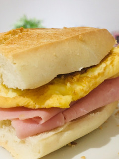 Una foto de Bocadillo calentito de tortilla francesa y jamón york