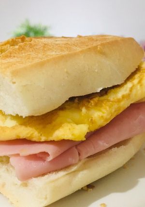 Foto principal de Bocadillo calentito de tortilla francesa y jamón york