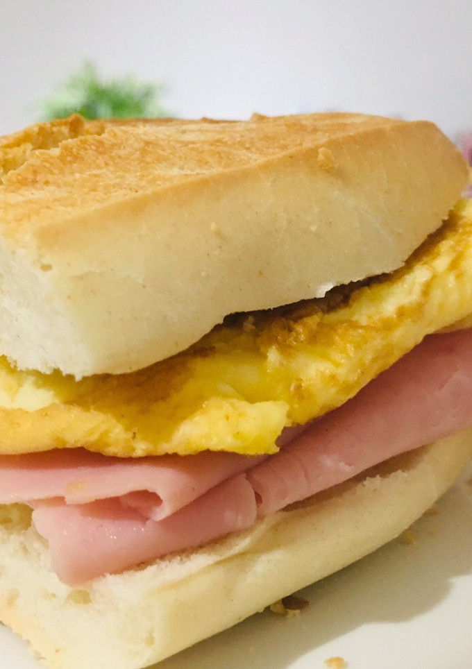Una foto de Bocadillo calentito de tortilla francesa y jamón york