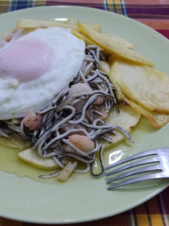 Una foto de Angulas con huevo y patatas