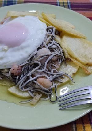 Una foto de Angulas con huevo y patatas