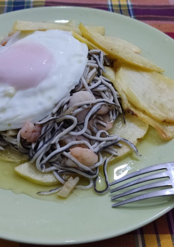 Una foto de Angulas con huevo y patatas