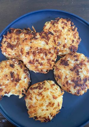 Una foto de Tortitas de papa Hash Brown con queso