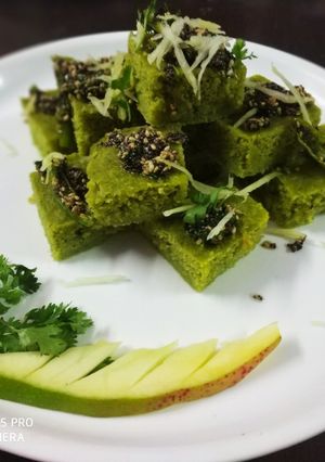 A picture of Raw mango dokhla.