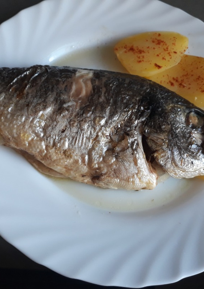 Una foto de Dorada jugosa al papillote