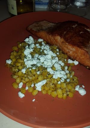 Una foto de Maíz dulce con ajo y perejil