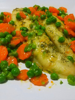 Una foto de Panga con guisantes y zanahoria