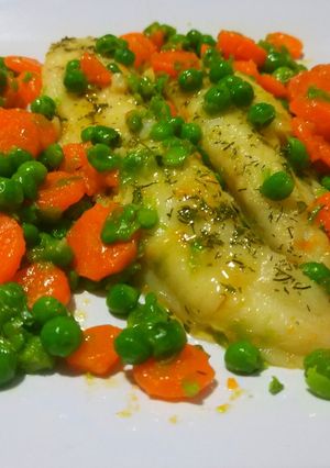 Una foto de Panga con guisantes y zanahoria