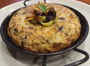 Una foto de Tortilla de camagrocs y ajos tiernos