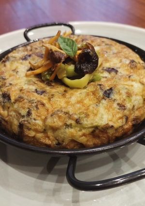 Una foto de Tortilla de camagrocs y ajos tiernos