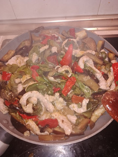 Una foto de Salteado de lomo con verduras