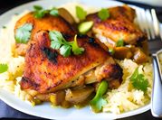 Una foto de muslos de pollo en olla lenta