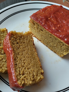 Una foto de Torta 🍰vegana de banana🤪 con dulce de guayaba🍯🍌🍊