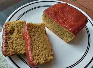 Una foto de Torta 🍰vegana de banana🤪 con dulce de guayaba🍯🍌🍊