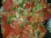 Una foto de ensalada criolla