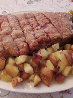 Császárhús ropogósra sütve serpenyős burgonyával recept fotója