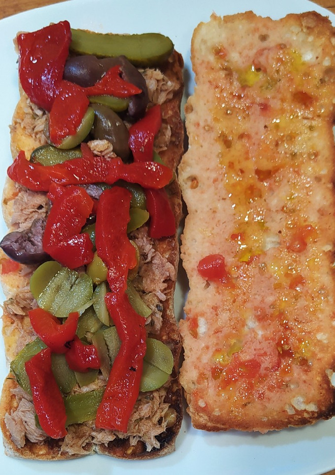 Una foto de Focaccia con atún en escabeche, olivas, morrón y pepinillo