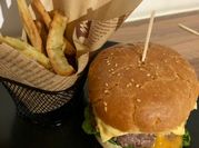 Une photo de accompagnement hamburger
