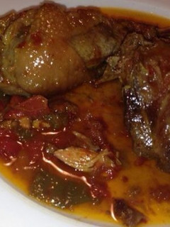 Una foto de Pitu caleya (pollo de corral)