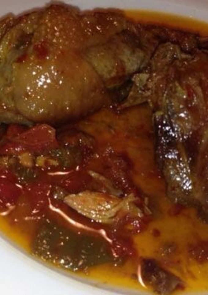 Una foto de Pitu caleya (pollo de corral)