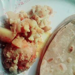 A picture of Chicken Gobhi Alu.